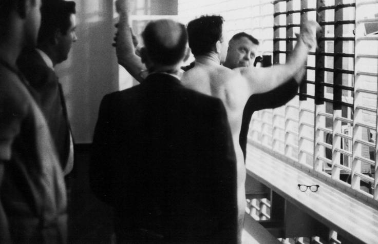 18James Earl Ray being searched 08.jpg